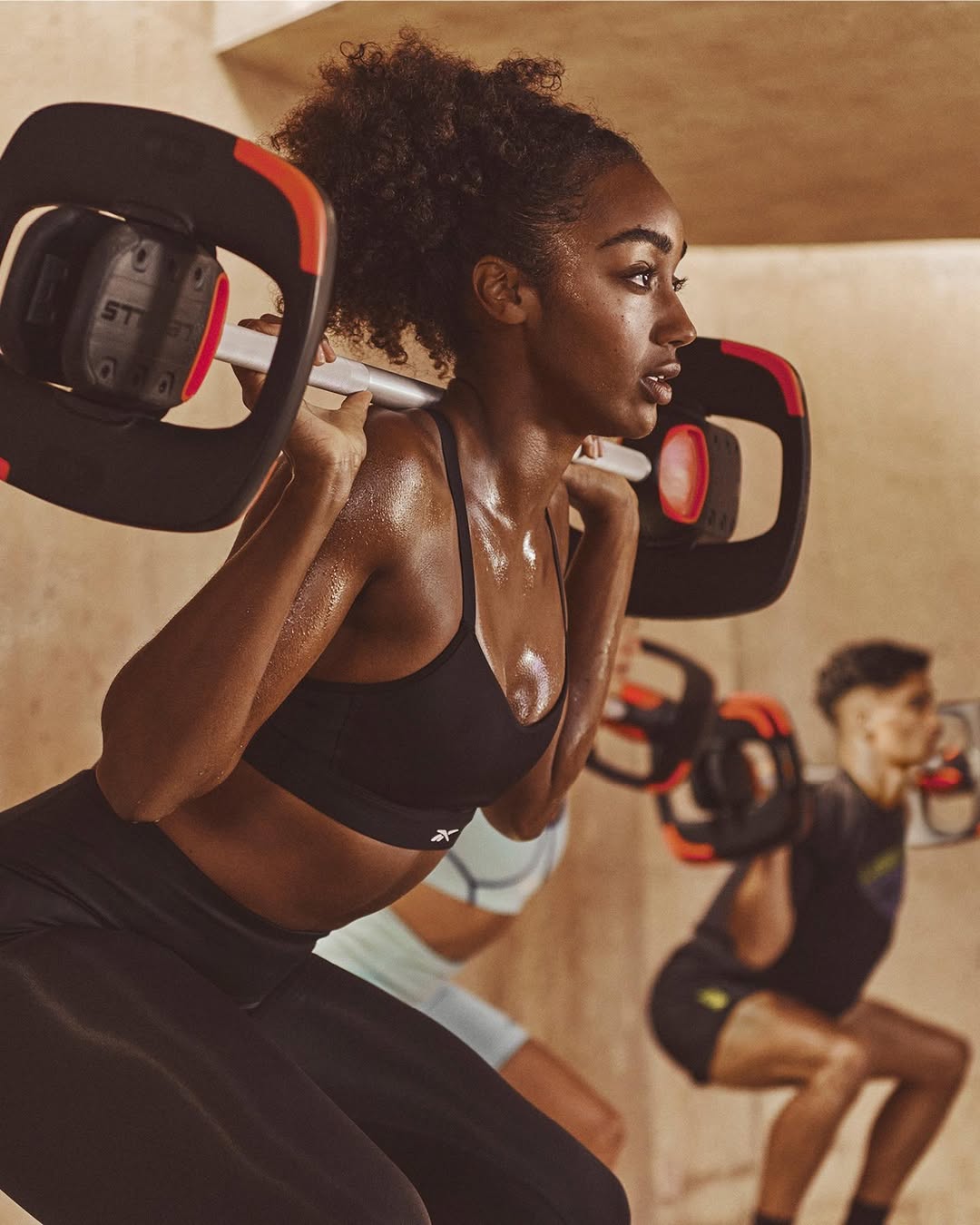 Alunos participando de aula coletiva LesMills